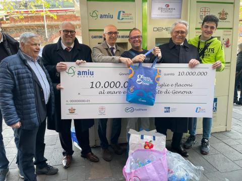 premio per la diec imilionesima bottiglia di plastica conferita